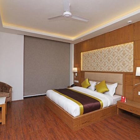 ניו דלהי Capital O Hotel Star Inn Near Chhatarpur Metro Station מראה חיצוני תמונה