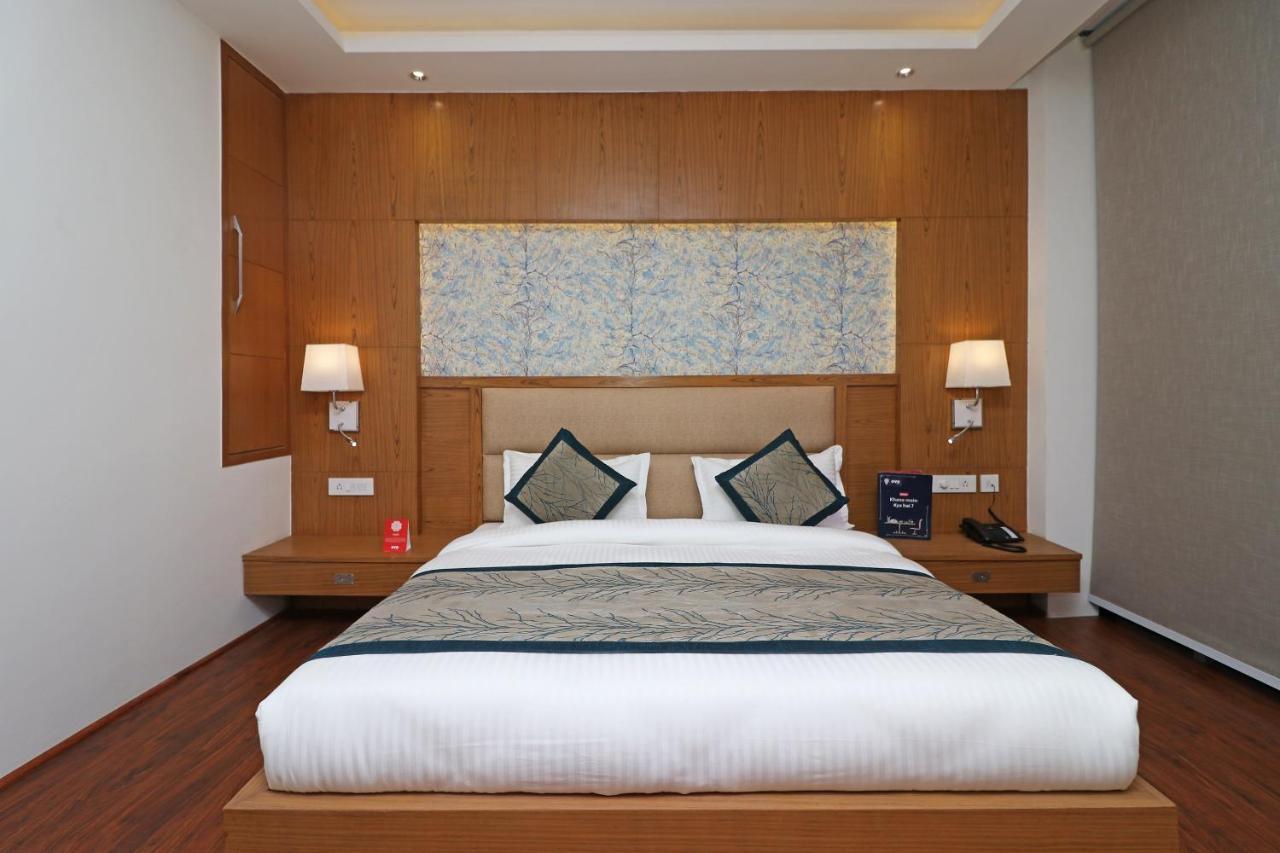ניו דלהי Capital O Hotel Star Inn Near Chhatarpur Metro Station מראה חיצוני תמונה