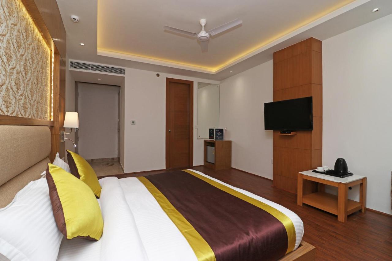 ניו דלהי Capital O Hotel Star Inn Near Chhatarpur Metro Station מראה חיצוני תמונה