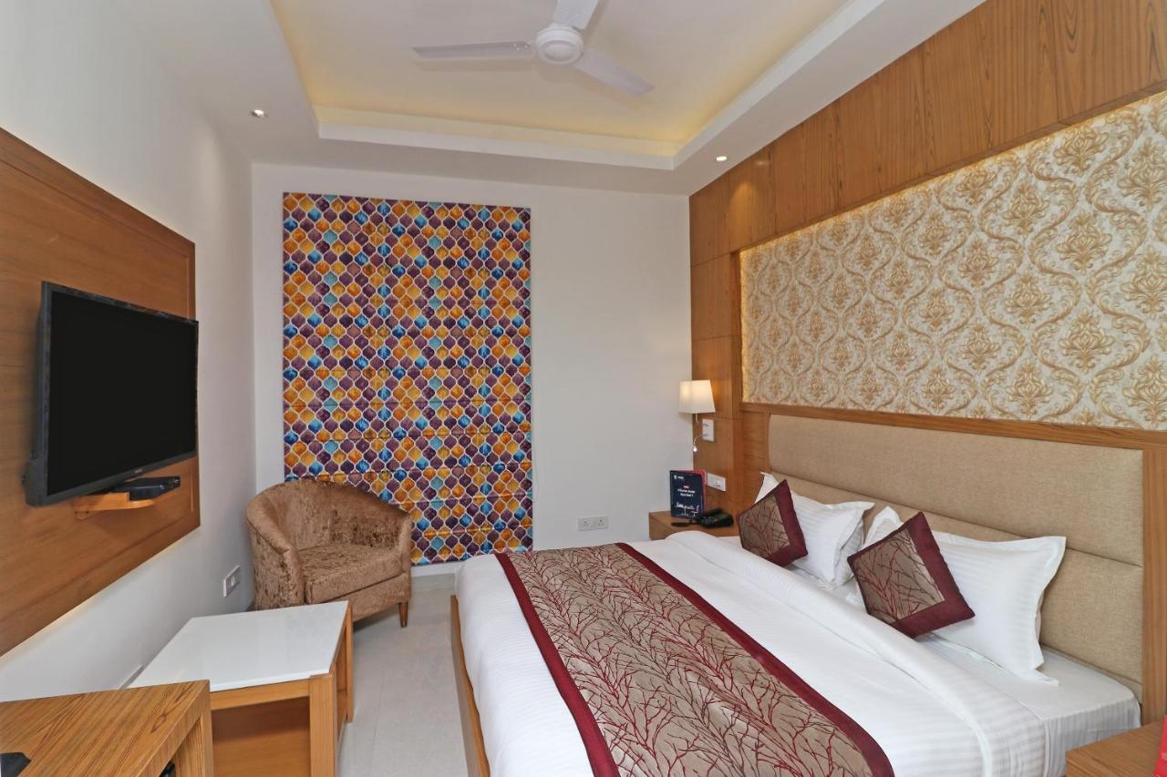 ניו דלהי Capital O Hotel Star Inn Near Chhatarpur Metro Station מראה חיצוני תמונה