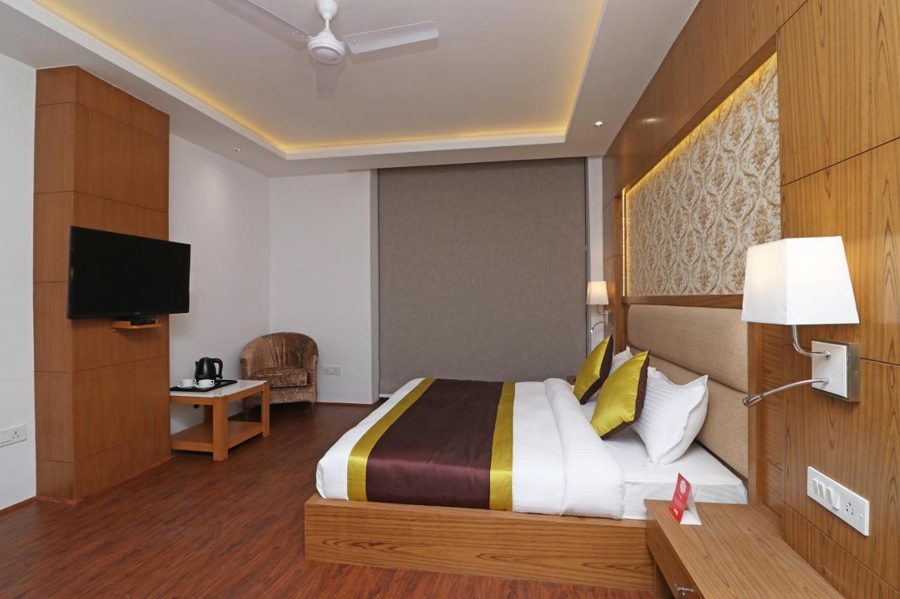ניו דלהי Capital O Hotel Star Inn Near Chhatarpur Metro Station מראה חיצוני תמונה