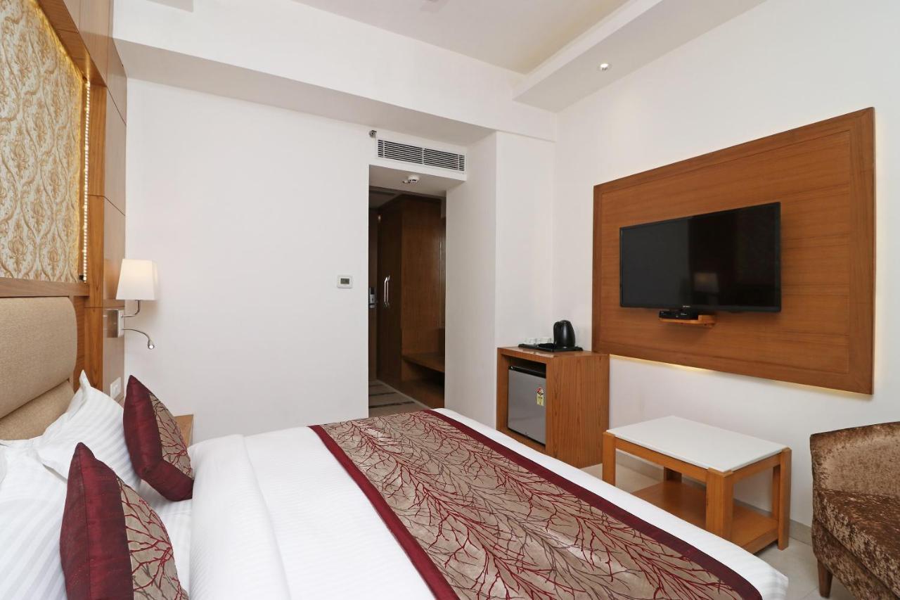 ניו דלהי Capital O Hotel Star Inn Near Chhatarpur Metro Station מראה חיצוני תמונה