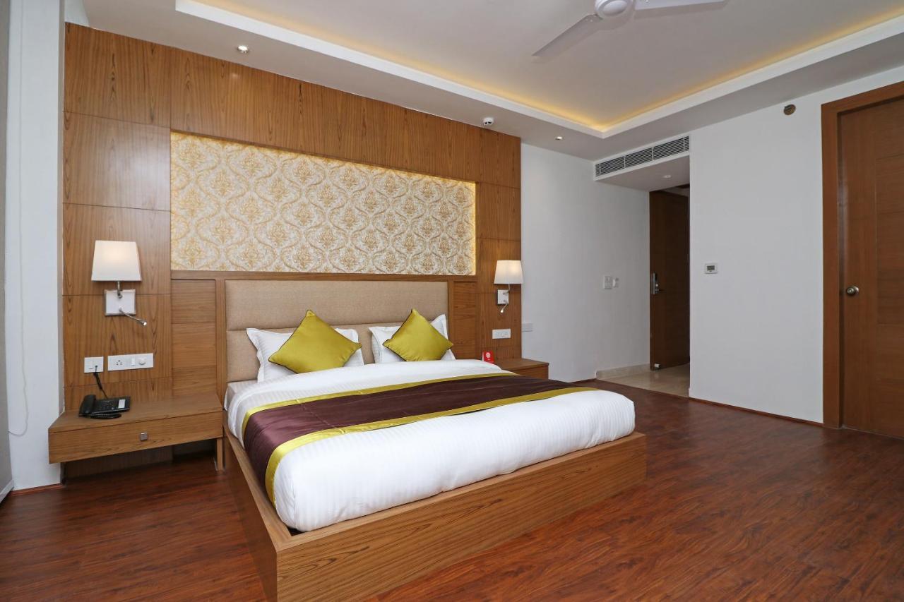 ניו דלהי Capital O Hotel Star Inn Near Chhatarpur Metro Station מראה חיצוני תמונה