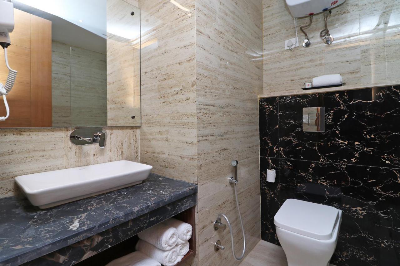 ניו דלהי Capital O Hotel Star Inn Near Chhatarpur Metro Station מראה חיצוני תמונה