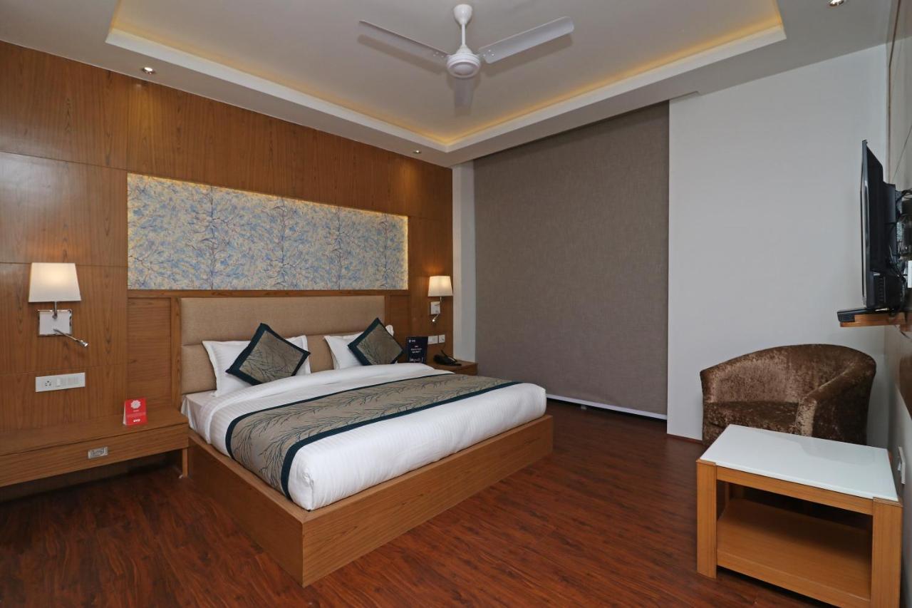 ניו דלהי Capital O Hotel Star Inn Near Chhatarpur Metro Station מראה חיצוני תמונה